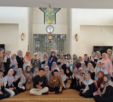 Unisba Gelar PKM Internasional: Penguatan Literasi Ekonomi Syariah di Era Digital pada Majelis Ta’lim Ekonomi Syariah Bandung