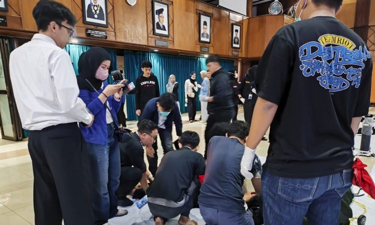 Unisba Dirikan Posko Kesehatan Darurat Tangani Korban Aksi Demonstrasi di DPRD Jawa Barat