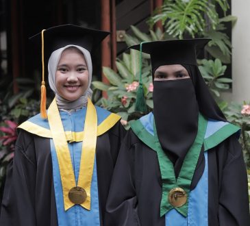 Dari Bandung hingga Alor NTT: Dua Lulusan Unisba yang Menginspirasi di Wisuda Gelombang II 2025