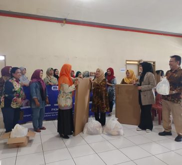 Puluhan pelaku UMKM Sarijadi memadati Gedung Serbaguna Sarimanah pada Jumat (16/8). Mereka mengikuti kegiatan Pengabdian Kepada Masyarakat (PKM) yang digelar Tim PKM dan LPPM Universitas Islam Bandung (Unisba) bertajuk “Bimbingan Teknis dan Implementasi Sertifikat Halal bagi Komunitas UMKM Sarijadi.”