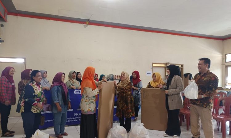 Puluhan pelaku UMKM Sarijadi memadati Gedung Serbaguna Sarimanah pada Jumat (16/8). Mereka mengikuti kegiatan Pengabdian Kepada Masyarakat (PKM) yang digelar Tim PKM dan LPPM Universitas Islam Bandung (Unisba) bertajuk “Bimbingan Teknis dan Implementasi Sertifikat Halal bagi Komunitas UMKM Sarijadi.”
