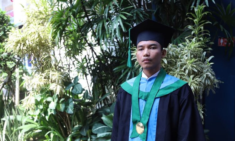 Amin Rasyid: Hafidz 30 Juz, Wisudawan Tuna Netra Unisba yang Pantang Menyerah