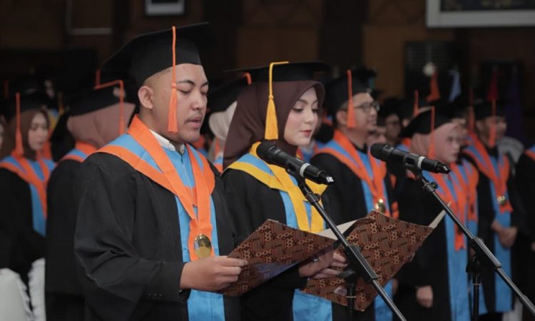 Unisba Kukuhkan 1.700 Lulusan dalam Wisuda Gelombang II Tahun Akademik 2024/2025
