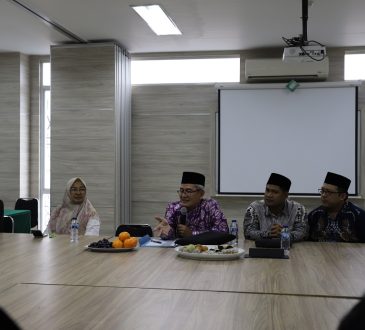 Suasana hangat penuh keakraban menyelimuti Gedung LPPM Universitas Islam Bandung (Unisba) lantai 3 pada Jumat, 26 September 2025. Pada hari itu, Yayasan Unisba menerima kunjungan silaturahmi dari jajaran Atase Agama Kedutaan Besar Kerajaan Arab Saudi untuk negara-negara di luar Arab, yang berkedudukan di Jakarta.