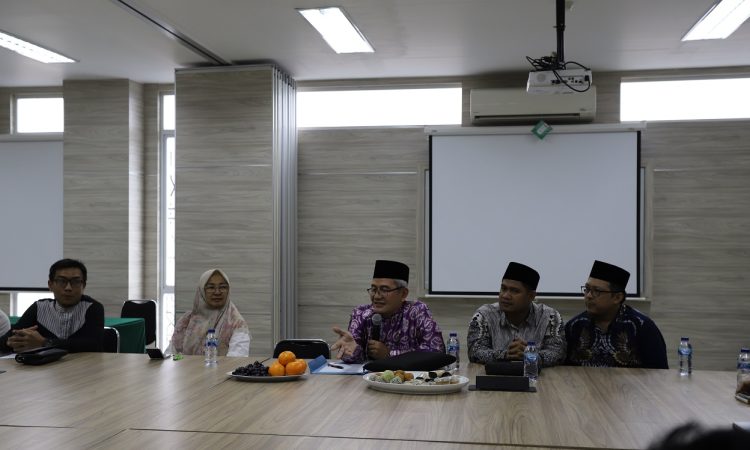 Suasana hangat penuh keakraban menyelimuti Gedung LPPM Universitas Islam Bandung (Unisba) lantai 3 pada Jumat, 26 September 2025. Pada hari itu, Yayasan Unisba menerima kunjungan silaturahmi dari jajaran Atase Agama Kedutaan Besar Kerajaan Arab Saudi untuk negara-negara di luar Arab, yang berkedudukan di Jakarta.