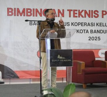 KET: Ketua DPRD Kota Bandung H. Asep Mulyadi, S.H., memberikan sambutan pada Bimtek Perkoperasian Pengurus Kelurahan Koperasi Merah Putih, di Hotel Savoy Homann, Bandung, Rabu, 15 Oktober 2025. Robby/Humpro DPRD Kota Bandung.