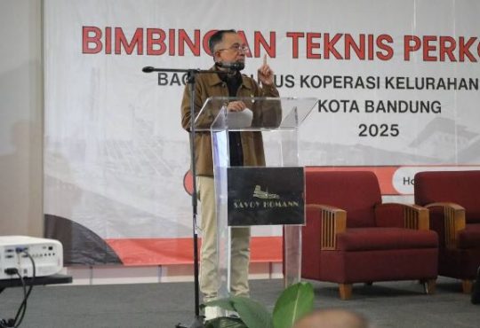 KET: Ketua DPRD Kota Bandung H. Asep Mulyadi, S.H., memberikan sambutan pada Bimtek Perkoperasian Pengurus Kelurahan Koperasi Merah Putih, di Hotel Savoy Homann, Bandung, Rabu, 15 Oktober 2025. Robby/Humpro DPRD Kota Bandung.