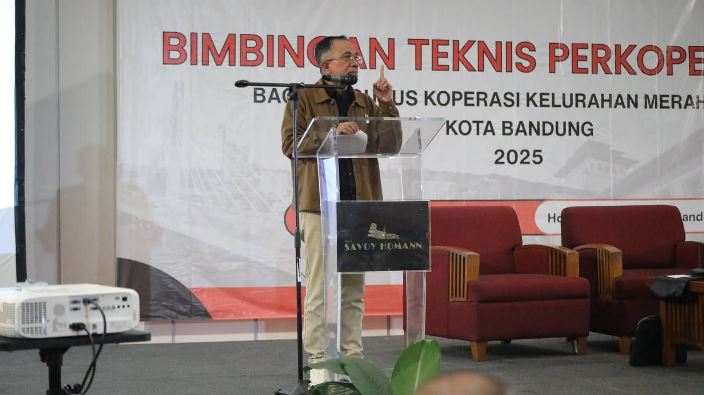 KET: Ketua DPRD Kota Bandung H. Asep Mulyadi, S.H., memberikan sambutan pada Bimtek Perkoperasian Pengurus Kelurahan Koperasi Merah Putih, di Hotel Savoy Homann, Bandung, Rabu, 15 Oktober 2025. Robby/Humpro DPRD Kota Bandung.