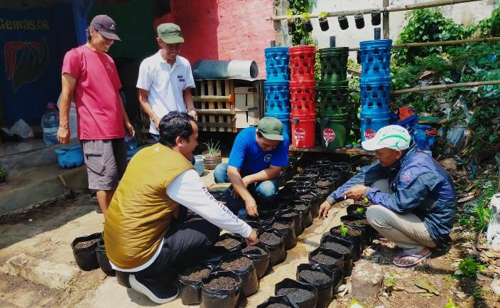 Lurah Pasteur, Aggung Aji Purnomo bersama Ketua RW 06, menyemai bibit pakcoy di lahan Buruan Sae RW06, Rabu (15/10/2025).