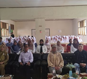 FK Unisba Gelar PKM Sosialisasi dan Pendampingan Kesehatan Reproduksi di SMK Sentosa Garut