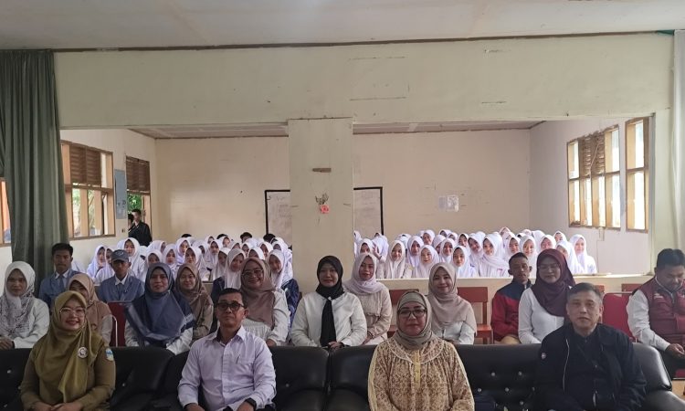 FK Unisba Gelar PKM Sosialisasi dan Pendampingan Kesehatan Reproduksi di SMK Sentosa Garut