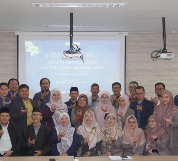 Fakultas Syariah Universitas Islam Bandung (Unisba) menerima kunjungan dari Jabatan Kemajuan Islam Malaysia – Institut Latihan Islam Malaysia (JAKIM-ILIM). Acara berlangsung di ruang rapat Gedung LPPM lantai 3 Unisba,  Selasa (21/10). Wakil Rektor Bidang Alumni dan Kerja Sama Unisba, Prof. Dr. Ratna Januarita, S.H., LL.M., M.H., menyampaikan apresiasi atas kunjungan tersebut.