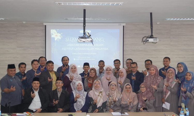 Fakultas Syariah Universitas Islam Bandung (Unisba) menerima kunjungan dari Jabatan Kemajuan Islam Malaysia – Institut Latihan Islam Malaysia (JAKIM-ILIM). Acara berlangsung di ruang rapat Gedung LPPM lantai 3 Unisba,  Selasa (21/10). Wakil Rektor Bidang Alumni dan Kerja Sama Unisba, Prof. Dr. Ratna Januarita, S.H., LL.M., M.H., menyampaikan apresiasi atas kunjungan tersebut.