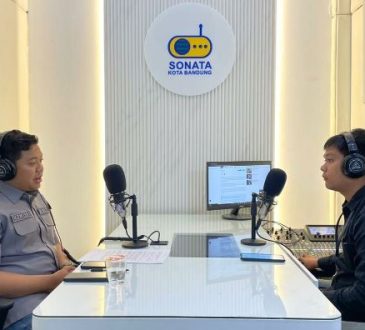 Sekretaris Komisi I DPRD Kota Bandung, Susanto Triyogo Adiputro, S.ST., M.T., saat menjadi narasumber talk show di Radio Sonata, Bandung, Kamis, 23 Oktober 2025. Ridhwan/Humpro DPRD Kota Bandung.