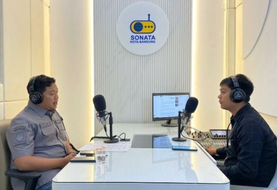 Sekretaris Komisi I DPRD Kota Bandung, Susanto Triyogo Adiputro, S.ST., M.T., saat menjadi narasumber talk show di Radio Sonata, Bandung, Kamis, 23 Oktober 2025. Ridhwan/Humpro DPRD Kota Bandung.