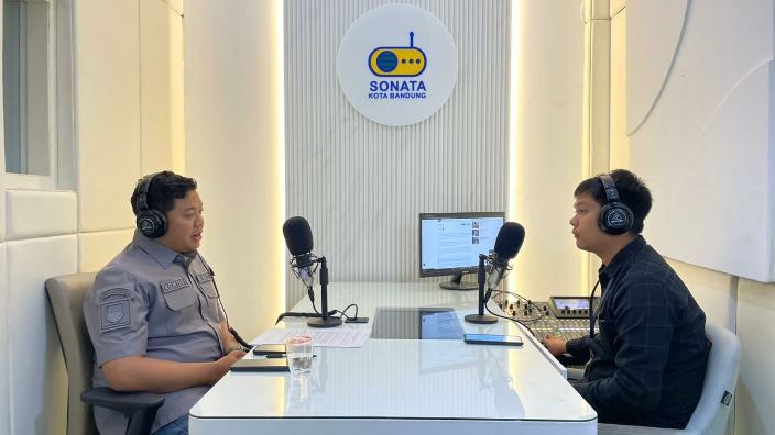 Sekretaris Komisi I DPRD Kota Bandung, Susanto Triyogo Adiputro, S.ST., M.T., saat menjadi narasumber talk show di Radio Sonata, Bandung, Kamis, 23 Oktober 2025. Ridhwan/Humpro DPRD Kota Bandung.
