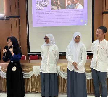 Abdimas Tel-U Dorong Siswa SMKN 5 Bandung Berani Bicara di Depan Publik Lewat Seminar “Speak to Lead”