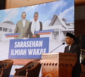 Suasana Ahad (23/11) pagi di Pondok Pesantren Baitul Hidayah terasa istimewa. Pesantren ini resmi menjadi tuan rumah Sarasehan Ilmiah Wakaf bertema “Dari Aset ke Amal: Sinergi Wakaf dan Pesantren Menuju Kemandirian dan Inovasi.” Forum bergengsi ini menghadirkan dua tokoh penting dalam khazanah pendidikan Islam dan studi wakaf: Prof. Dr. Mustofa Dasuki Kesba dari American University, Kairo, Mesir, serta K.H. Anang Rikza Masyhadi, Ph.D, Pimpinan Pondok Modern Tazakka, Batang, Jawa Tengah.