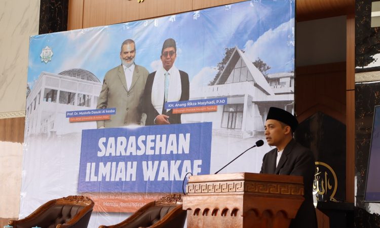 Suasana Ahad (23/11) pagi di Pondok Pesantren Baitul Hidayah terasa istimewa. Pesantren ini resmi menjadi tuan rumah Sarasehan Ilmiah Wakaf bertema “Dari Aset ke Amal: Sinergi Wakaf dan Pesantren Menuju Kemandirian dan Inovasi.” Forum bergengsi ini menghadirkan dua tokoh penting dalam khazanah pendidikan Islam dan studi wakaf: Prof. Dr. Mustofa Dasuki Kesba dari American University, Kairo, Mesir, serta K.H. Anang Rikza Masyhadi, Ph.D, Pimpinan Pondok Modern Tazakka, Batang, Jawa Tengah.