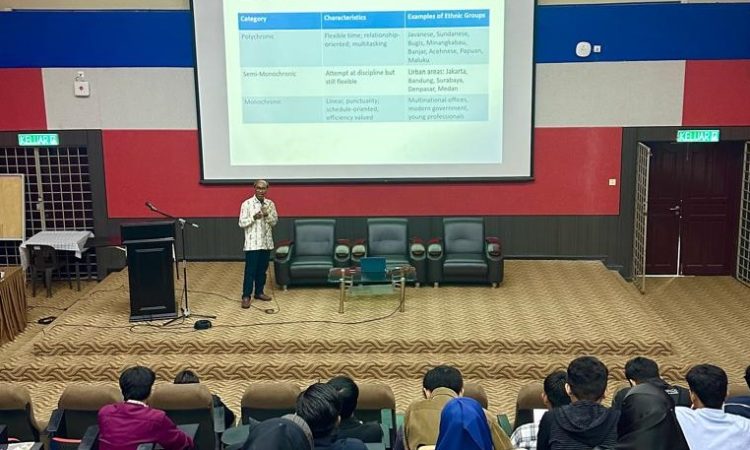 Dosen Mikom Unisba Bahas Teori Broken Windows di USIM Malaysia