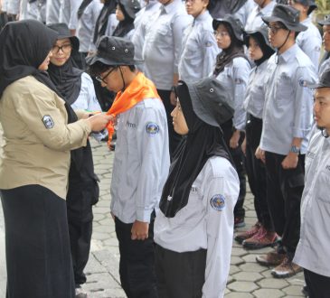 Fakultas Kedokteran Universitas Islam Bandung (FK Unisba) kembali menggelar kegiatan Mock Drill Emergency and Disaster Relief Medicine (EDRM) pada 26–28 November 2025 di Kampung Bamboo. Kegiatan tahunan ini menjadi bukti komitmen FK Unisba dalam menyiapkan mahasiswa yang memiliki kompetensi unggul dalam menghadapi kondisi kegawatdaruratan medis maupun situasi bencana. Sebanyak 204 mahasiswa tingkat empat turut ambil bagian, ditambah tiga mahasiswa dari Republic Polytechnic of Singapore serta sembilan mahasiswa dari MES Kalladi College, India, melalui program student exchange. Kolaborasi ini memperluas ruang belajar lintas budaya dan memperkuat jaringan akademik internasional.