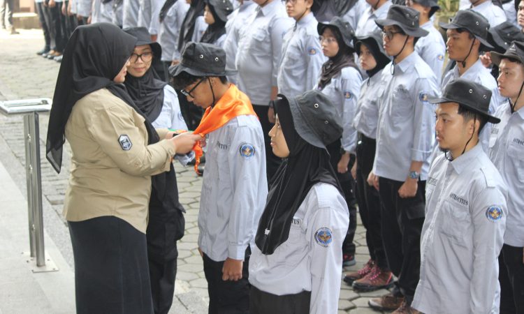 Fakultas Kedokteran Universitas Islam Bandung (FK Unisba) kembali menggelar kegiatan Mock Drill Emergency and Disaster Relief Medicine (EDRM) pada 26–28 November 2025 di Kampung Bamboo. Kegiatan tahunan ini menjadi bukti komitmen FK Unisba dalam menyiapkan mahasiswa yang memiliki kompetensi unggul dalam menghadapi kondisi kegawatdaruratan medis maupun situasi bencana. Sebanyak 204 mahasiswa tingkat empat turut ambil bagian, ditambah tiga mahasiswa dari Republic Polytechnic of Singapore serta sembilan mahasiswa dari MES Kalladi College, India, melalui program student exchange. Kolaborasi ini memperluas ruang belajar lintas budaya dan memperkuat jaringan akademik internasional.
