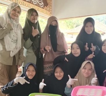 Dosen FK Unisba Berdayakan Dokter Alumni untuk Basmi Skabies di Pesantren Ciamis