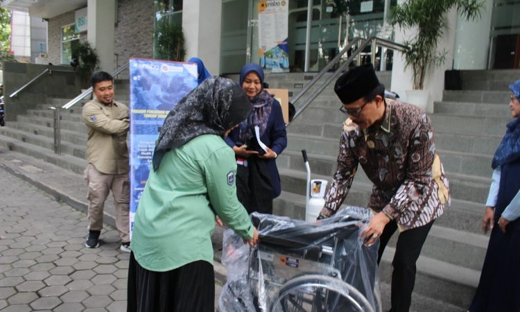 Rektor Unisba Berangkatkan Tim PKM Tanggap Darurat Bencana ke Sumatera Barat