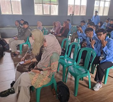 Prodi Ekonomi Pembangunan FEB Unisba Turunkan Mahasiswa Dampingi UMKM Desa Mekarmanik