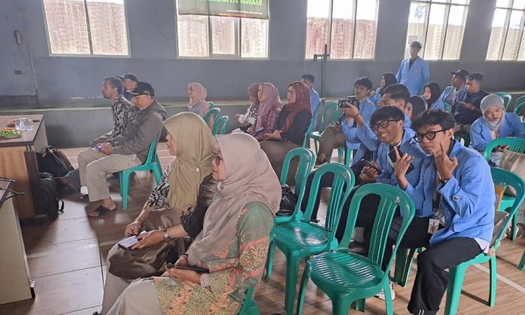 Prodi Ekonomi Pembangunan FEB Unisba Turunkan Mahasiswa Dampingi UMKM Desa Mekarmanik