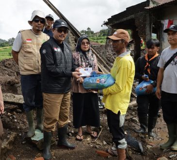 Unisba Salurkan Air Bersih dan Bantuan Tunai bagi Warga Terdampak Longsor di Malalak dan Pasar Usang