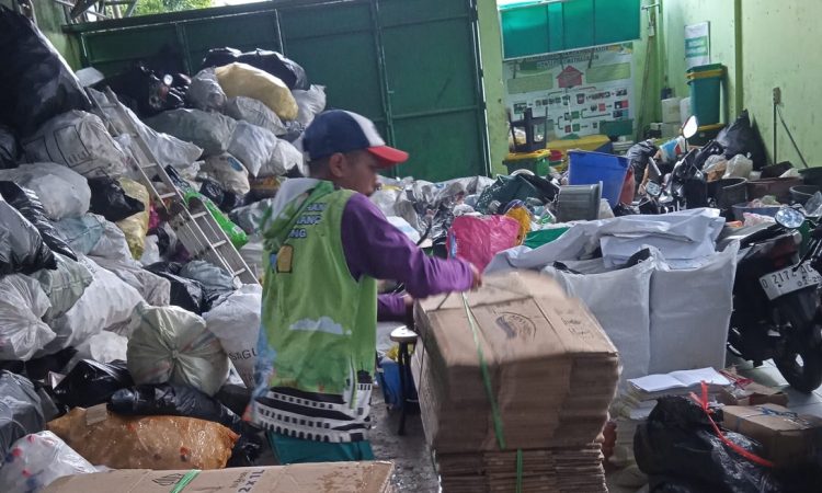 Mahasiswa PWK FT Unisba Petakan Bank Sampah SWK Cibeunying untuk Pengembangan Website Informasi Terpadu