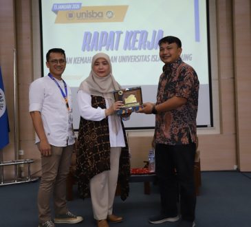 Universitas Islam Bandung (Unisba) melalui Bagian Kemahasiswaan menyelenggarakan Rapat Kerja (Raker) Kemahasiswaan Tahun 2026 yang berlangsung di Student Center Unisba, Kamis (15/1). Forum ini dihadiri oleh Wakil Dekan I, Wakil Dekan III, serta para Kepala Seksi Kemahasiswaan dari seluruh fakultas di lingkungan Unisba.