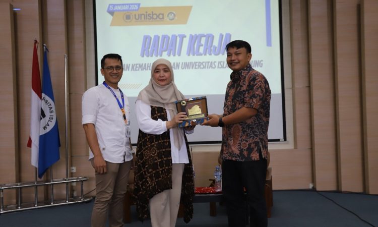 Universitas Islam Bandung (Unisba) melalui Bagian Kemahasiswaan menyelenggarakan Rapat Kerja (Raker) Kemahasiswaan Tahun 2026 yang berlangsung di Student Center Unisba, Kamis (15/1). Forum ini dihadiri oleh Wakil Dekan I, Wakil Dekan III, serta para Kepala Seksi Kemahasiswaan dari seluruh fakultas di lingkungan Unisba.
