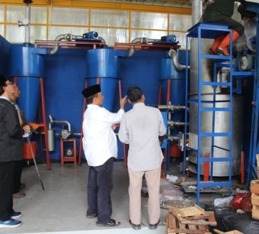 Rektor Unisba dan Sekda Jabar Pantau Uji Coba Teknologi Reaktor Plasma di TPS Arcamanik