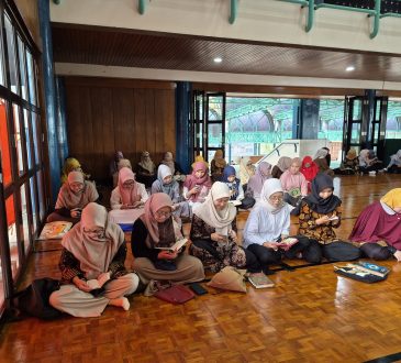 Universitas Islam Bandung (Unisba) menyelenggarakan kegiatan keagamaan berupa Khataman Al-Qur’an dan Kajian Ruhul Islam sebagai upaya memperkuat dimensi spiritual sekaligus intelektual sivitas akademika. Kegiatan tersebut berlangsung pada Rabu, 25 Februari 2026, pukul 09.30–11.40 WIB di Masjid Al-Asy’ari Unisba.