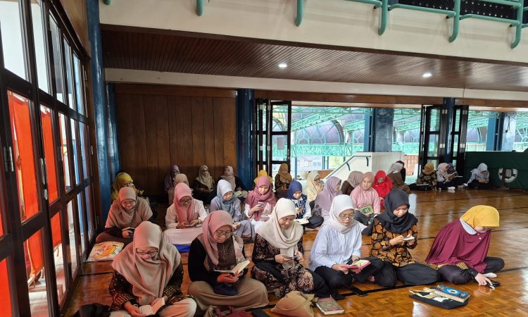 Universitas Islam Bandung (Unisba) menyelenggarakan kegiatan keagamaan berupa Khataman Al-Qur’an dan Kajian Ruhul Islam sebagai upaya memperkuat dimensi spiritual sekaligus intelektual sivitas akademika. Kegiatan tersebut berlangsung pada Rabu, 25 Februari 2026, pukul 09.30–11.40 WIB di Masjid Al-Asy’ari Unisba.