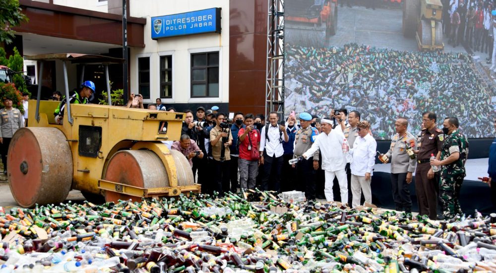 Gubernur dan Kapolda Jabar Musnahkan Barang Bukti Kejahatan