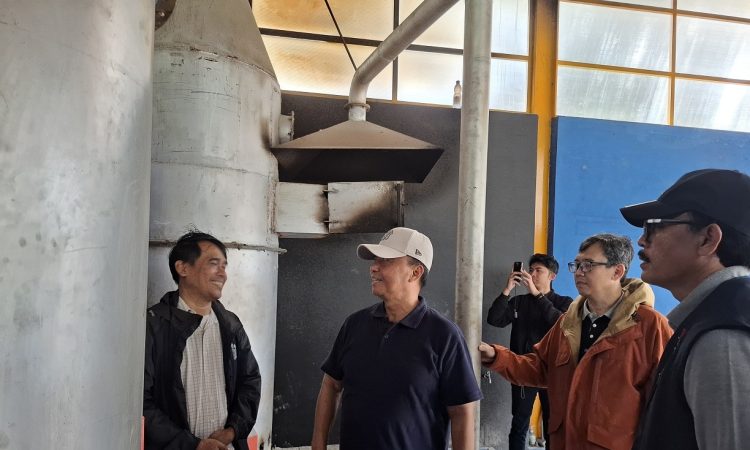 Rektor Unisba dan Sekda Jabar Tinjau Progres Reaktor Plasma Dingin di TPS Berbudaya Arcamanik