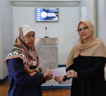 Rektor Unisba Apresiasi 286 Satpam dan Cleaning Service melalui Pemberian Kadeudeuh