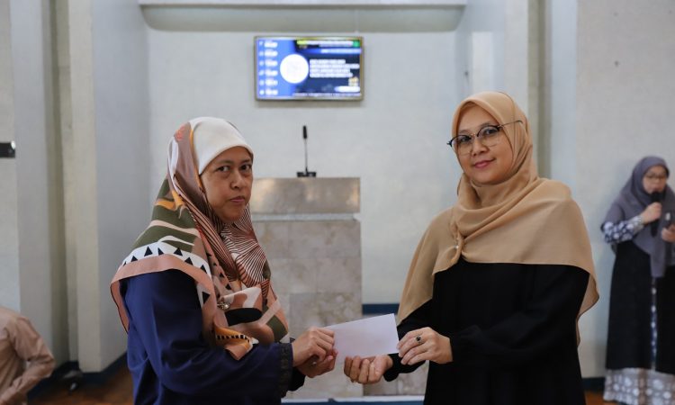 Rektor Unisba Apresiasi 286 Satpam dan Cleaning Service melalui Pemberian Kadeudeuh