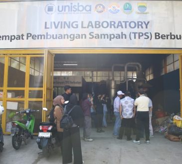Rektor Unisba Dampingi Mendiktisaintek Tinjau Kinerja Reaktor Plasma Dingin di TPS Berbudaya Arcamanik