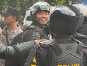 Anggota Sat Brimob Polda Jabar dan Polrestabes Bandung lakukan pengawalan para pengunjuk rasa.
