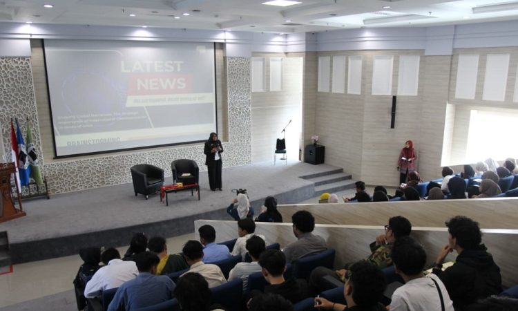 Fikom Unisba Hadirkan Diplomat Senior Kemenlu RI, Kupas Peran Komunikasi Global di Era Digital