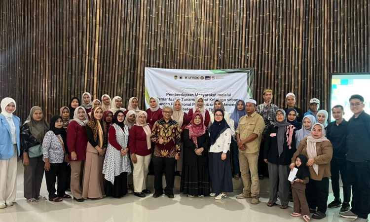 Farmasi Unisba Edukasi Warga Desa Cianting Manfaatkan Toga dan Pangan Fungsional untuk Mencegah Diabetes