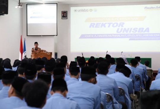Rektor Unisba: Gelar Sarjana Bukan Tujuan Utama, Lulusan Harus Berakhlak, Berintegritas, dan Siap Mengabdi