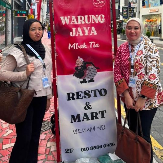 Prodi Manajemen Unisba Dampingi Warung Indonesia melalui PKM Internasional di Busan