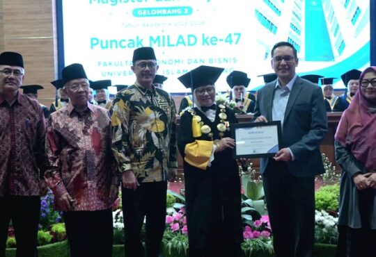Direktur Kemdiktisaintek Tekankan Integritas Generasi Z di Era AI pada Orasi Ilmiah Yudisium FEB Unisba