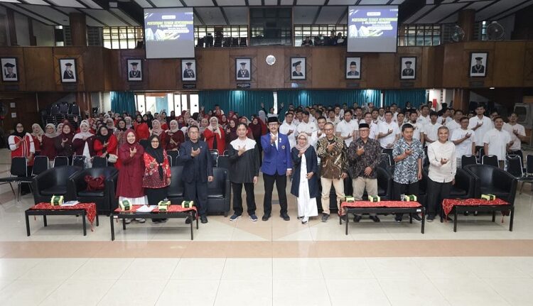 Unisba Perkuat Kompetensi Tenaga Kependidikan dan Lepas Tujuh Tendik Purnabakti