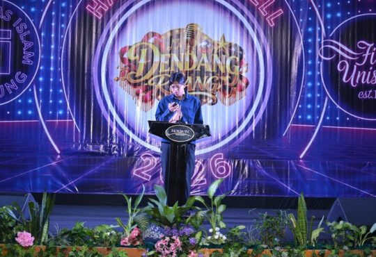 Fikom Unisba Lepas 239 Lulusan Lewat “Dendang Ruang”, Bekali Mereka Hadapi Dunia Profesi dan Pengabdian